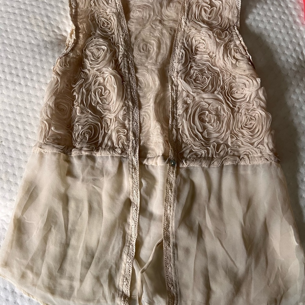 Pretty cream top